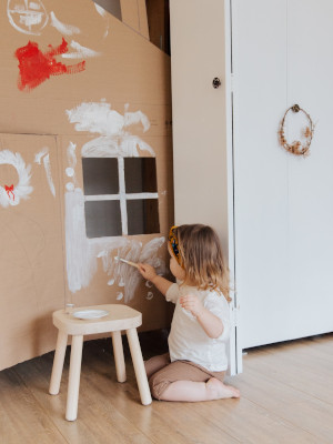 Kid drawing on the cardboard