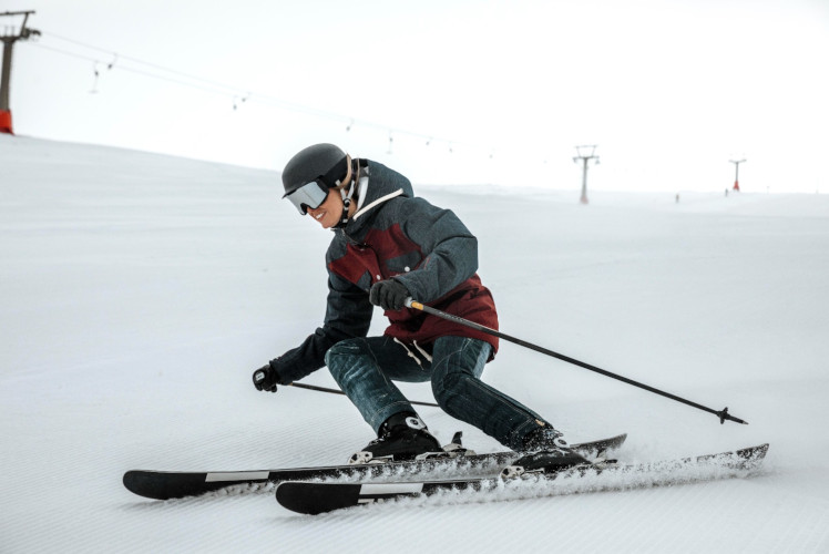 雪鏡是滑雪時必不可少的滑雪保護裝備