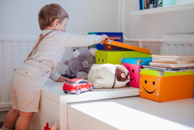 運用色彩豐富的收納箱和櫃子能增加玩具收納的趣味性