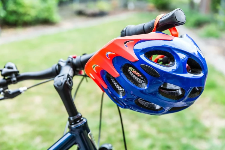 頭盔是重要單車保護裝備，能讓穿戴者在墮地時保護頭部，免受重創